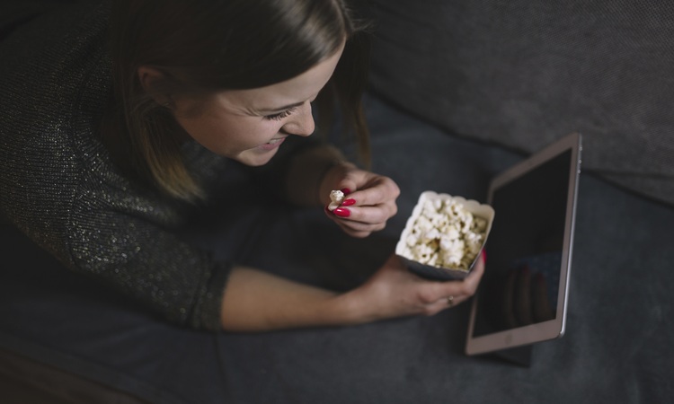 Orang yang lebih suka makan di depan TV biasanya menunjukkan 6 ciri ini, kata psikologi./freepik - Image