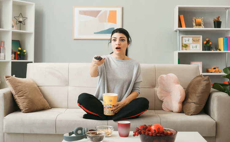 Ilustrasi seseorang yang makan sambil nonton TV. - Image