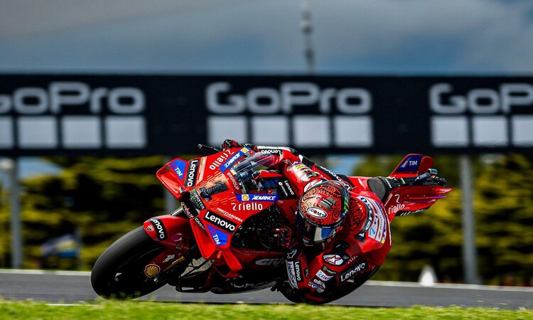 Francesco Bagnaia saat melakukan free practice pada MotoGP Australia di Philip Island (Instagram @pecco63) - Image