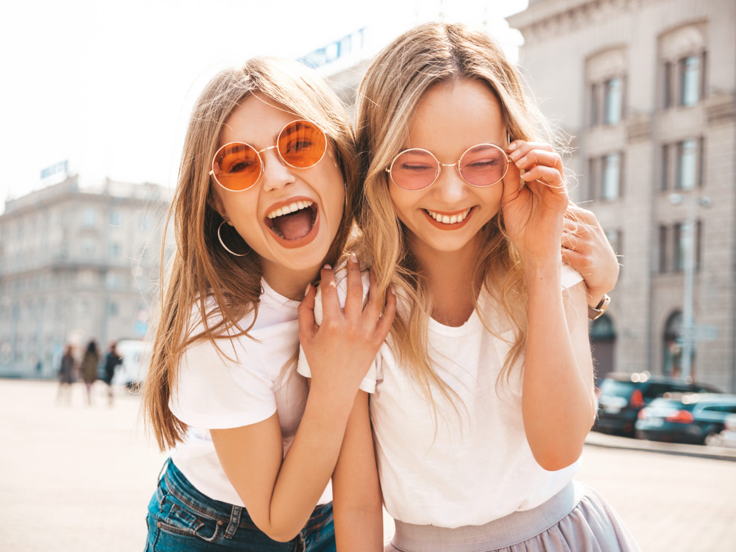 lustrasi dua orang yang tertawa. (Freepik) - Image