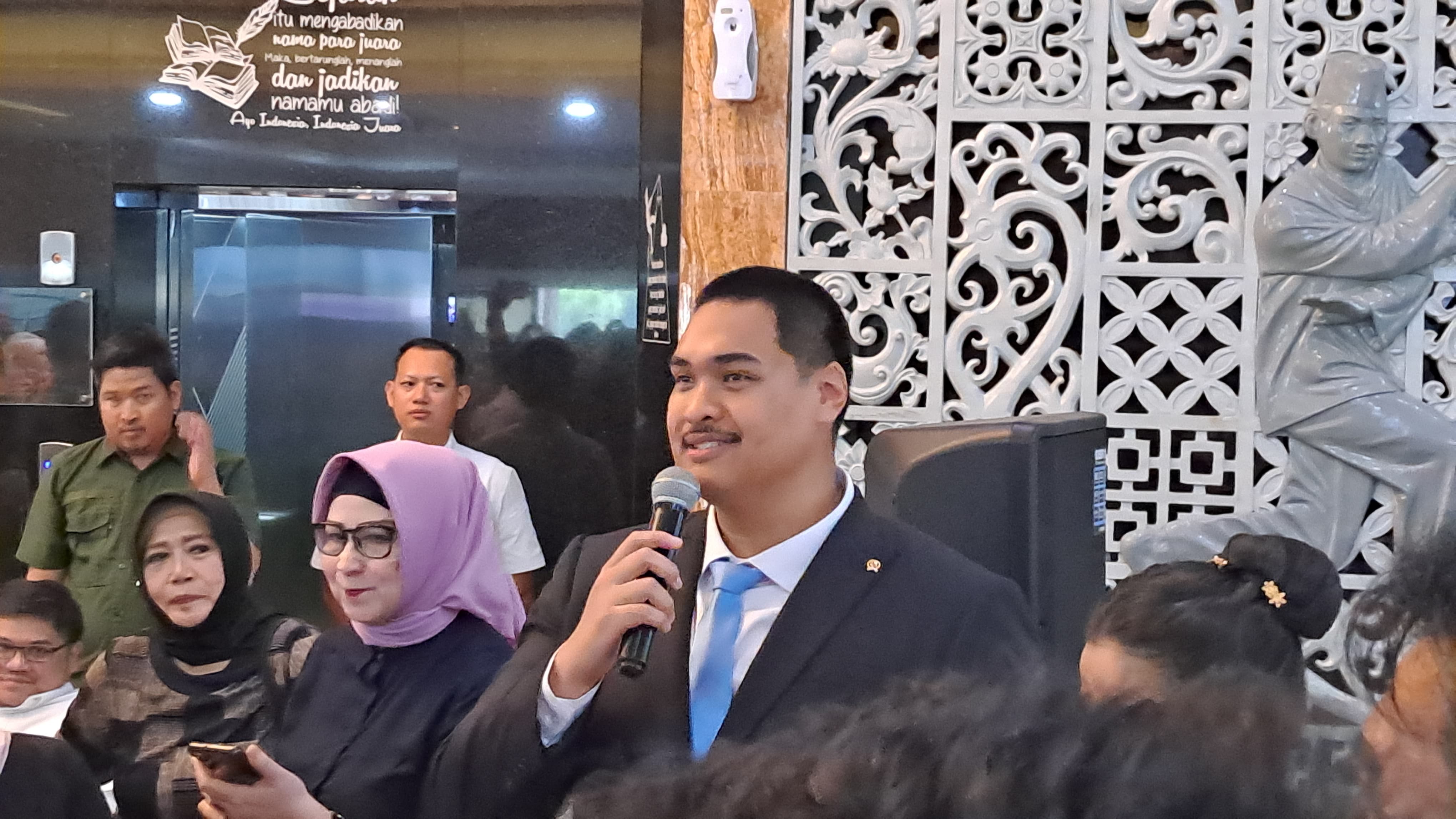 Dito Ariotedjo memberikan sambutan ketika kembali jadi Menpora RI pemerintahan Prabowo Subianto-Gibran Rakabuming Raka. (Dimas Ramadhan/JawaPos.com) - Image