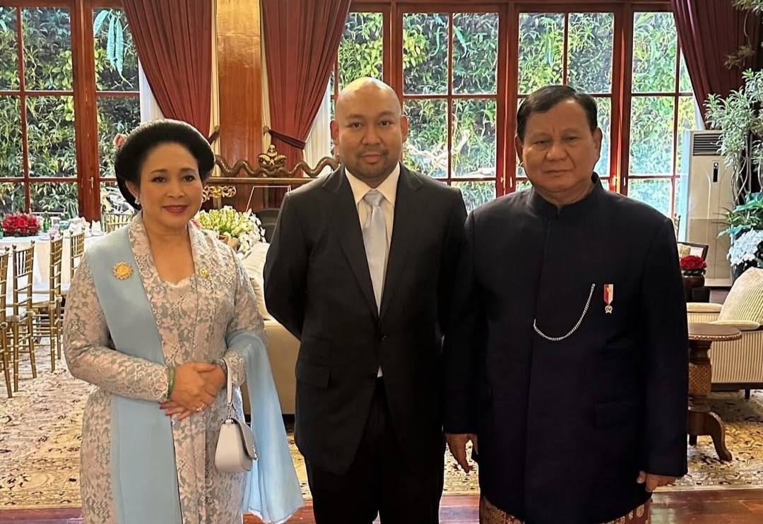 Prabowo Subianto, Didit Hediprasetyo, dan Titiek Soeharto, berfoto bersama usai pelantikan Presiden RI. (Instagram titieksoeharto) - Image