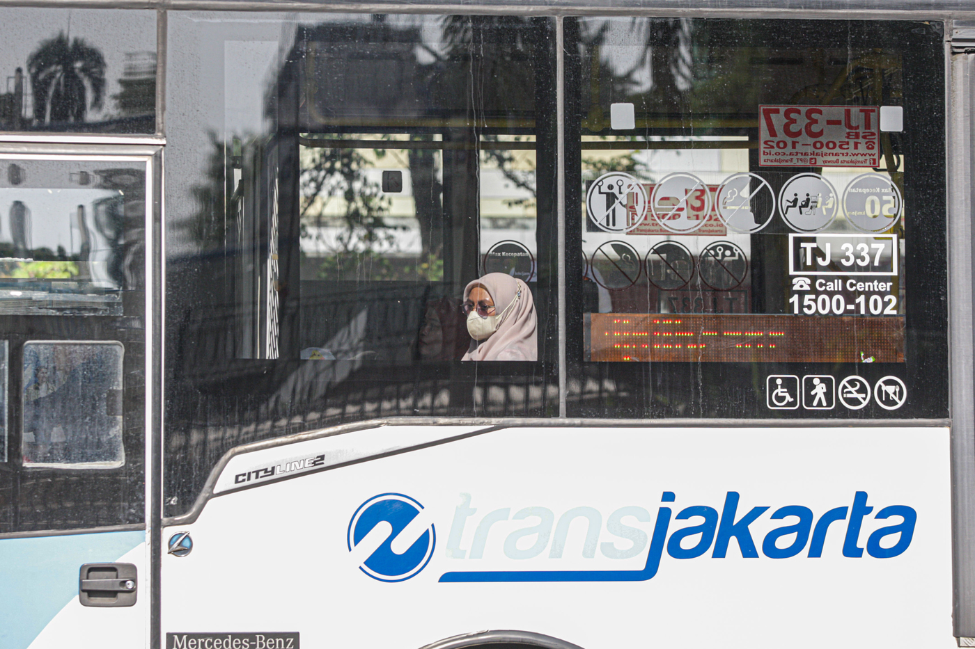 Bus Transjakarta melintas di halte Tosari, Jakarta, Minggu (20/10/2024). Pemerintah Provinsi (Pemprov) DKI Jakarta memberlakukan tarif khusus sebesar Rp 1 bagi masyarakat pengguna TransJakarta, MRT Jakarta dan LRT Jakarta dalam rangka memeriahkan pelanti - Image