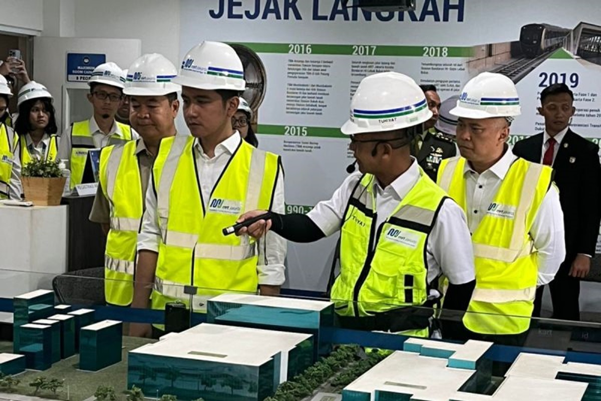 Wakil Presiden (Wapres) Gibran Rakabuming Raka meninjau proyek Mass Rapid Transit atau Moda Raya Terpadu (MRT) Jakarta Fase 2, Senin (21/10). (ANTARA) - Image