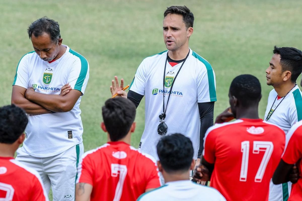 Paul Munster punya filosofi yang mirip dengan Sir Alex Ferguson yang jadi pelatih idolanya saat menukangi Manchester United. (Media Persebaya) - Image