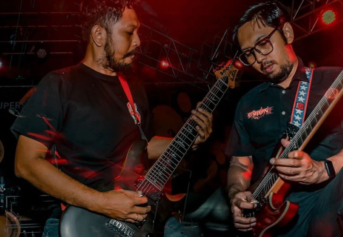 Aksi dua gitaris grup band Sisi Selatan Harry Prasetyo (kiri) dan Adi Wibowo (kanan). (Istimewa) - Image