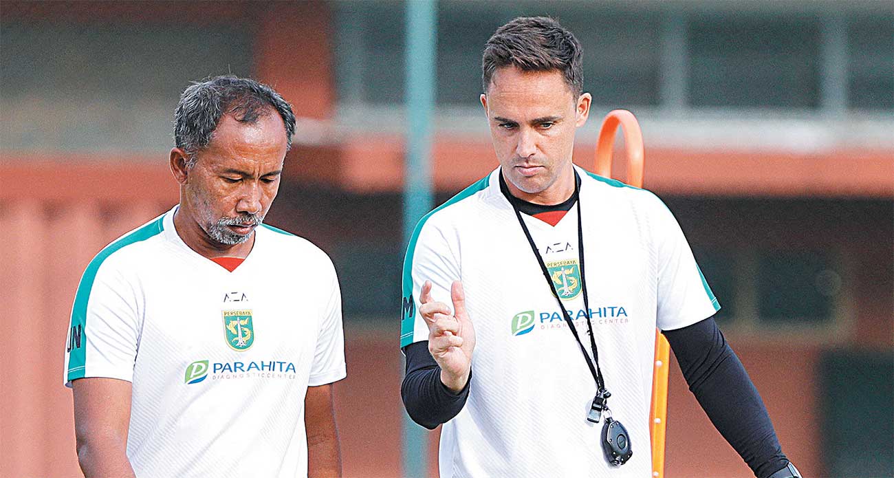 MANFAATKAN HOME: Pelatih Persebaya Paul Munster (kanan) berdiskusi dengan asistennya, Uston Nawawi, di Lapangan THOR, Surabaya, 14 Oktober lalu. (ANGGER BONDAN/JAWA POS) - Image
