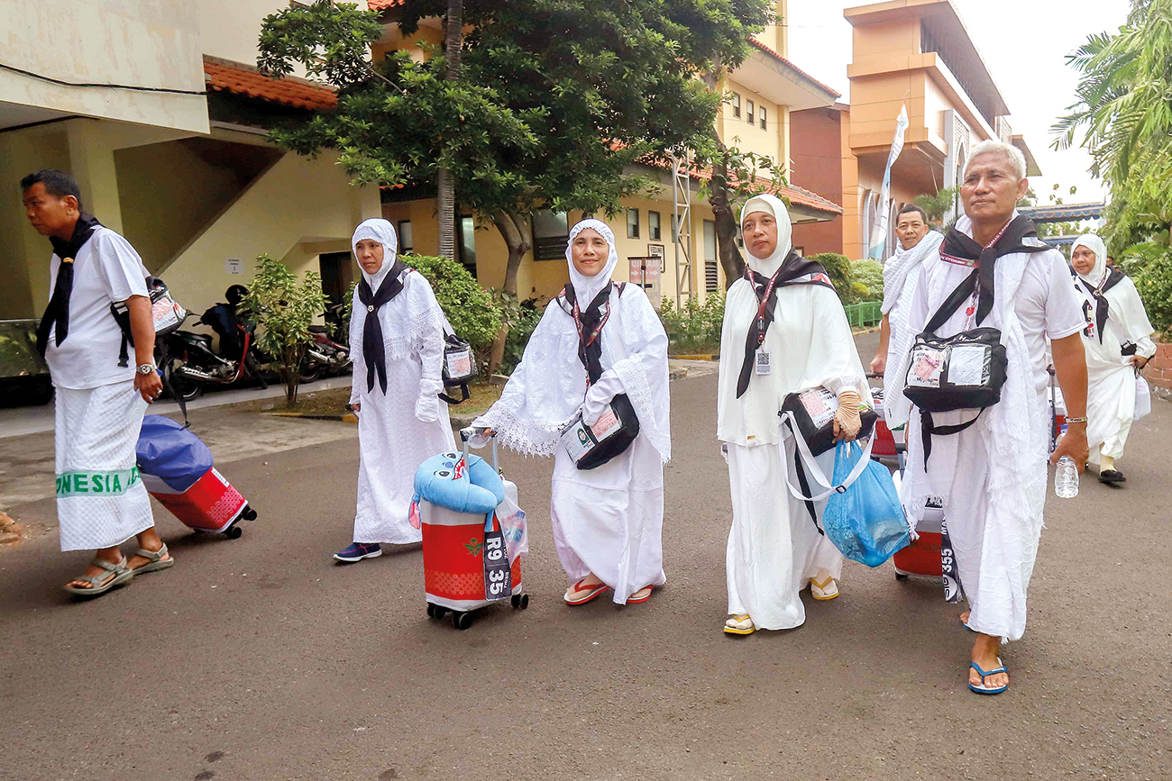 IBADAH: CJH Surabaya dan Gresik berjalan menuju ruang pemeriksaan X-ray di Graha Bir Ali sebelum berangkat ke Arab Saudi. (DOKUMENTASI JAWA POS/ALLEX QOMARULLA) - Image