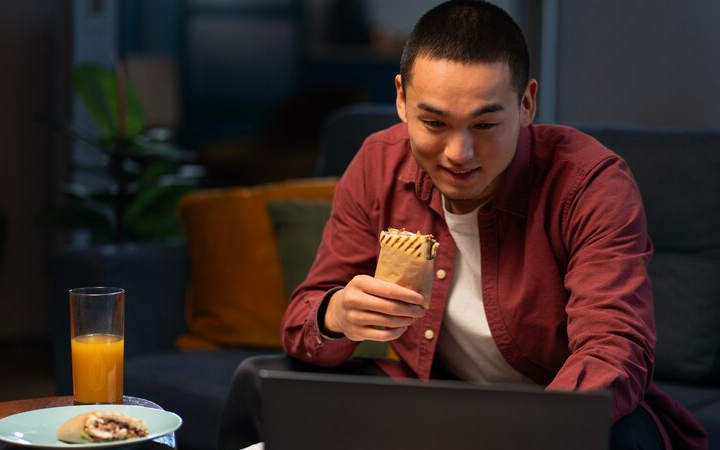 ilustrasi seseorang yang makan sambil menonton youtube/ Sumber foto: Freepik - Image