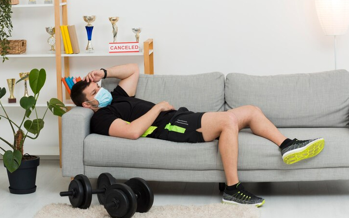 ilustrasi seseorang yang mendaftar gym bulanan tetapi jarang pergi/ Sumber foto: Freepik - Image