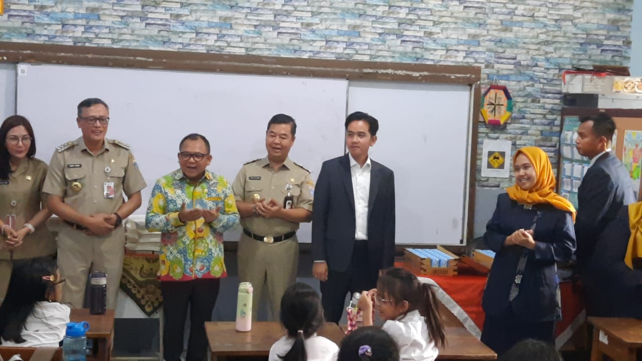 Wakil Presiden RI Gibran Rakabuming Raka memantau pelaksanaan uji coba Makan Bergizi Gratis (MBG) di SDN 03 Menteng, Jakarta Pusat, pada Selasa (22/10/2024). (Ryandi Zahdomo/ JawaPos.com) - Image