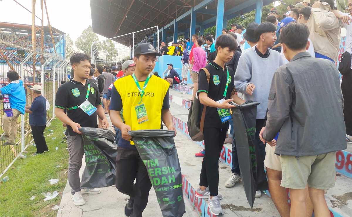 Para suporter sepak bola berperan menjaga lingkungan dengan membersihkan stadion setelah pertandingan, serta melakukan aksi penanaman pohon di sekitar area stadion.(Istimewa). - Image
