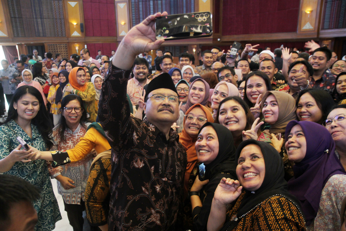 Menteri Sosial Saifullah Yusuf bersama saat acara penyambutan oleh pagawai di Kantor Kementerian Sos