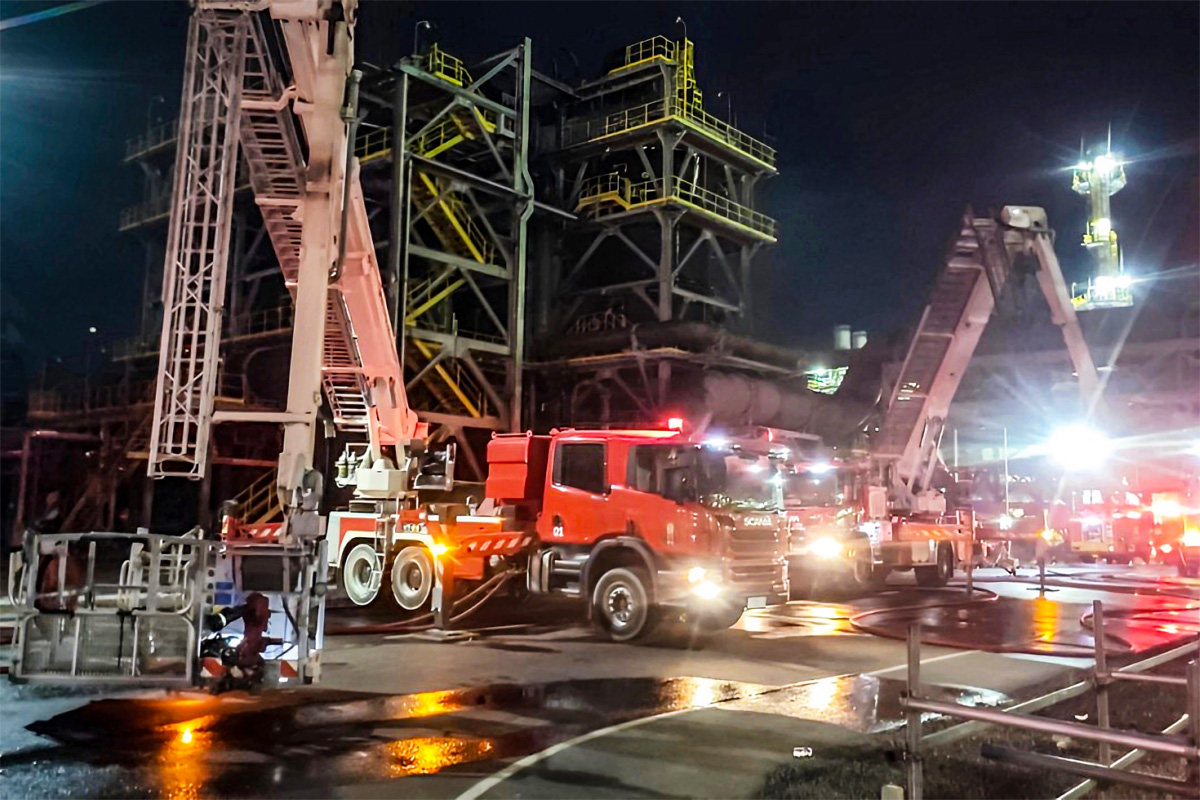 Petrokimia Gresik gerak cepat membantu memadamkan kebakaran Fasilitas Pemisahan Gas Bersih atau Gas Cleaning Plant di Smelter PT Freeport Indonesia di = Kab. Gresik, Jawa Timur, Senin (14/10/2024). - Image