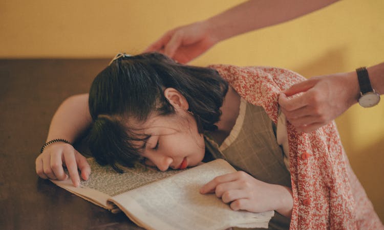 Ilustrasi orang yang tertidur karena kelelahan.(Pexels/Min An) - Image