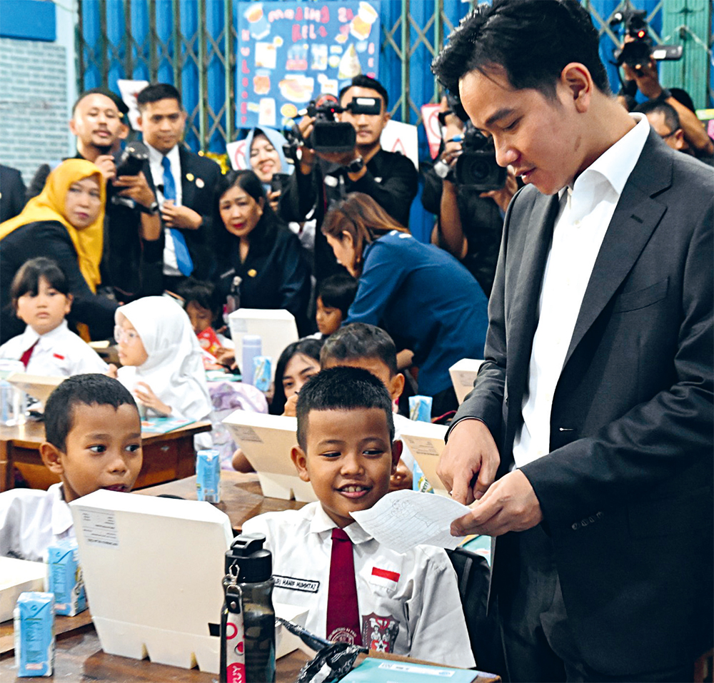 MENU ISTIMEWA: Gibran menyapa siswa SDN 03 Jakarta Pusat yang kemarin menerima makan siang bergizi gratis. (HUMAS SETWAPRES) - Image