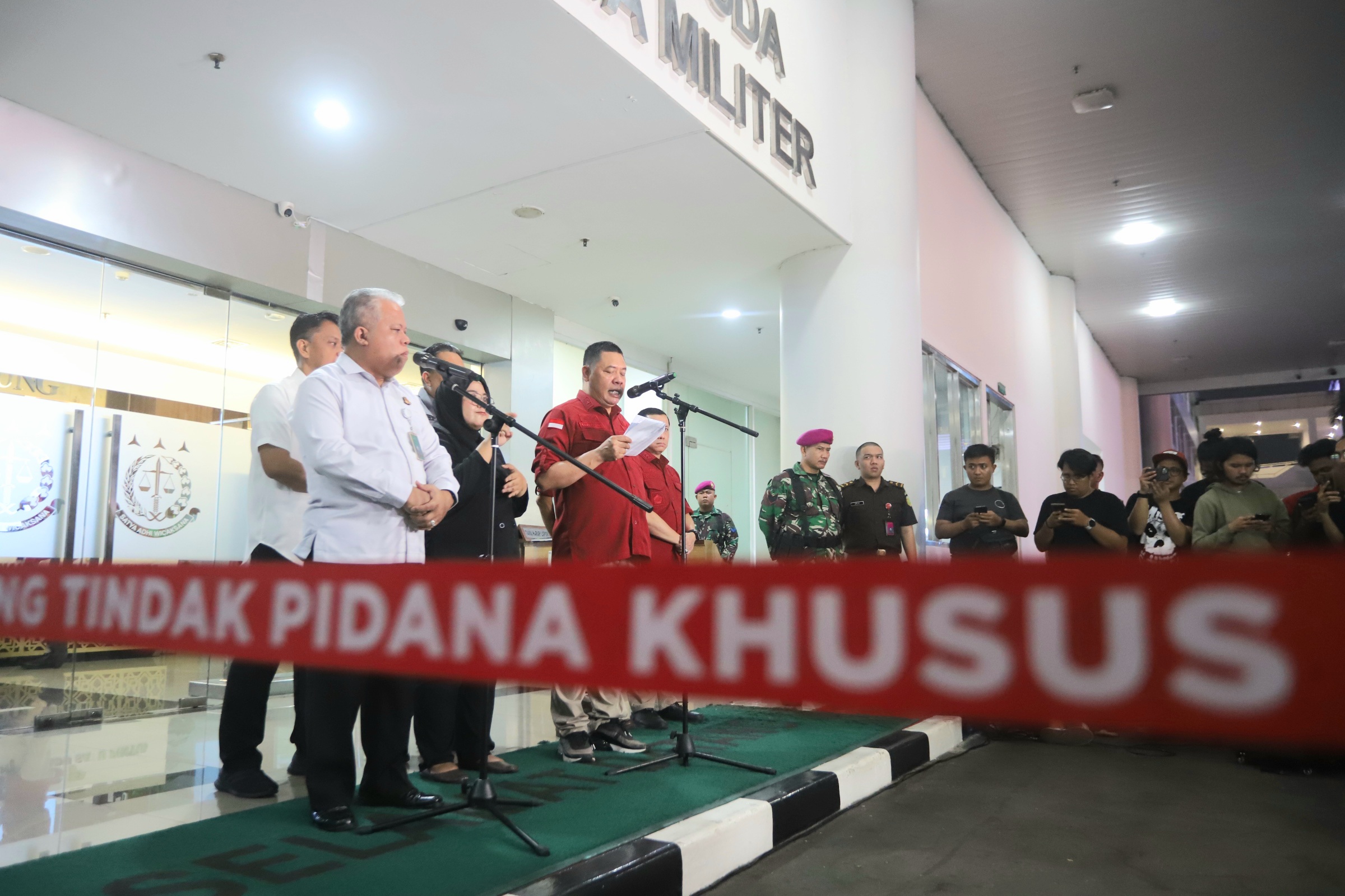 Kapuspenkum Kejagung Harli Siregar bersama Dirdik Jampidsus Kejagung Abdul Qohar saat konferensi pers OTT 3 hakim di gedung Kejaksaan Agung, Jakarta, Rabu (23/10/2024). (Dery Ridwansyah/JawaPos.com) - Image