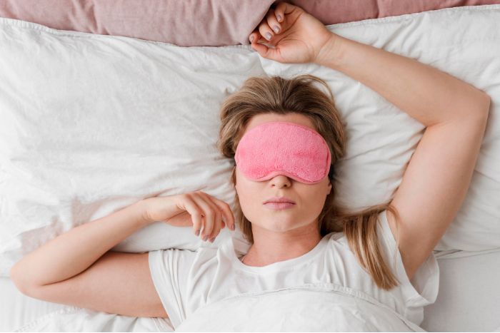 Ilustrasi seorang perempuan yang sedang tidur. - Image