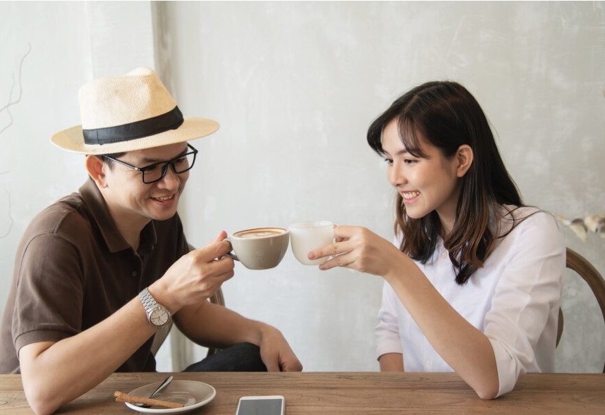 Seseorang yang sedang duduk minum kopi bersama pasangannya./Freepik - Image
