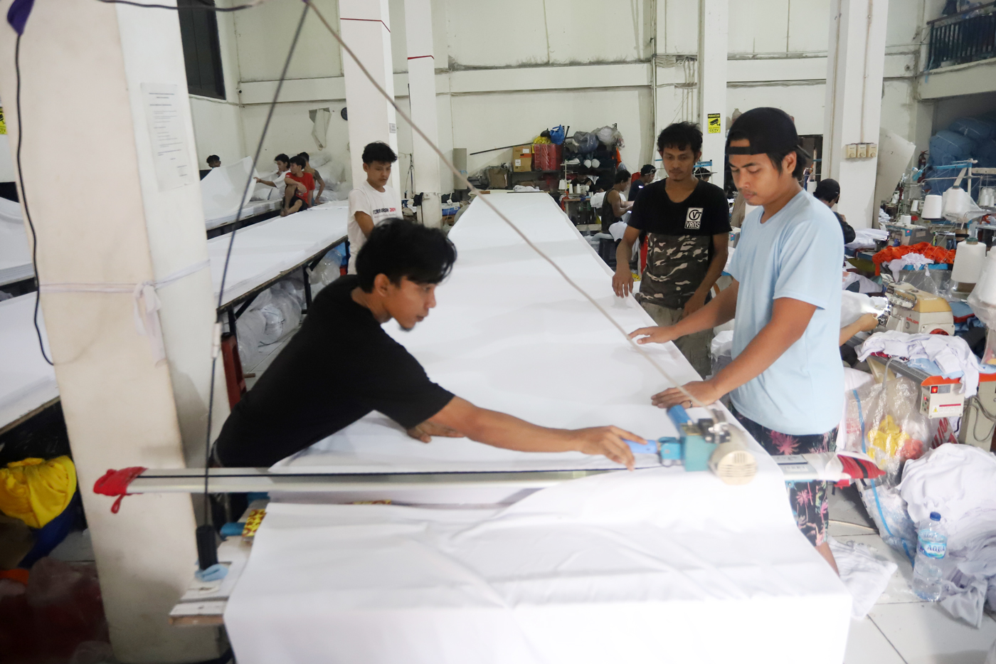 Sejumlah pekerja menyelesaikan pembuatan kaos di gudang konveksi Sinergi Adv, Jakarta. (Dery Ridwansah/ JawaPos.com) - Image