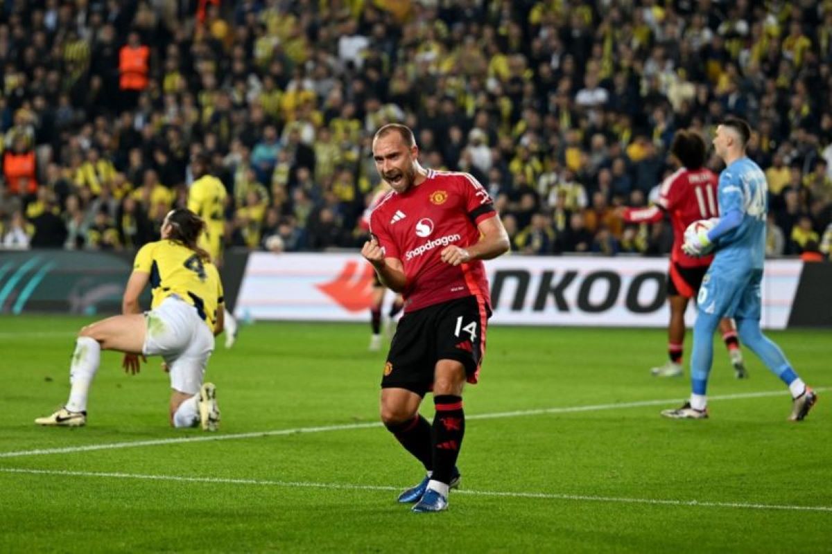 Gelandang Manchester United Christian Eriksen (14) merayakan gol pada pertandingan Liga Europa kontra Fenerbahce di Stadion Sukru Saracoglu, Kamis (24/10). (Ozan Kose/AFP/Antara) - Image