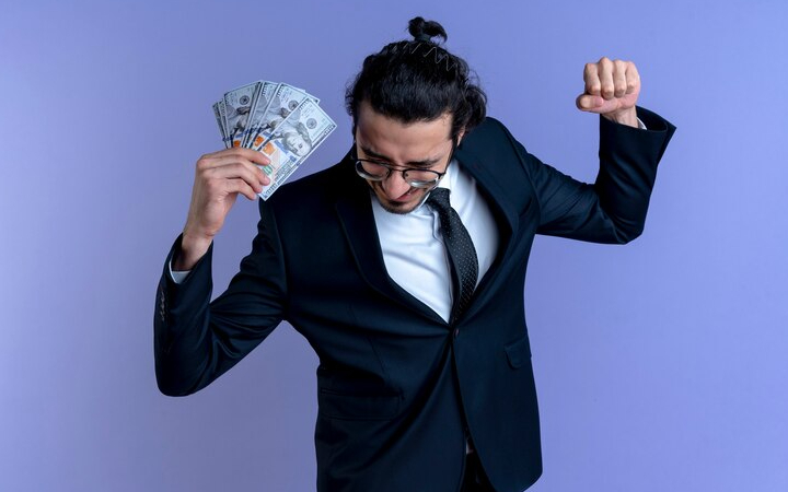 ilustrasi seseorang yang tertatih-tatih hingga sukses/ Freepik - Image