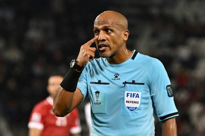 Wasit Ahmed Al Kaf akan dipanggil oleh AFC untuk diperiksa terkait kepemimpinannya dalam laga Bahrain vs Indonesia. (AFP/HECTOR RETAMAL) - Image