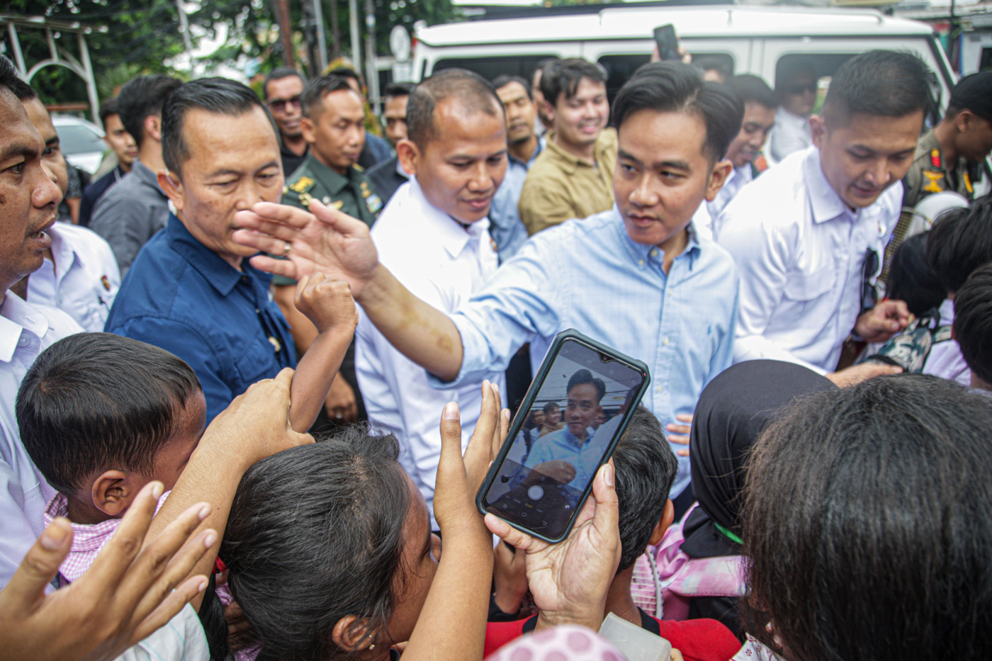 Wakil Presiden Gibran Rakabuming Raka menyalami siswa usai kunjungan di gedung Graha Pena, Jakara, Kamis (24/10/2024). (Hanung hambara/Jawa Pos) - Image
