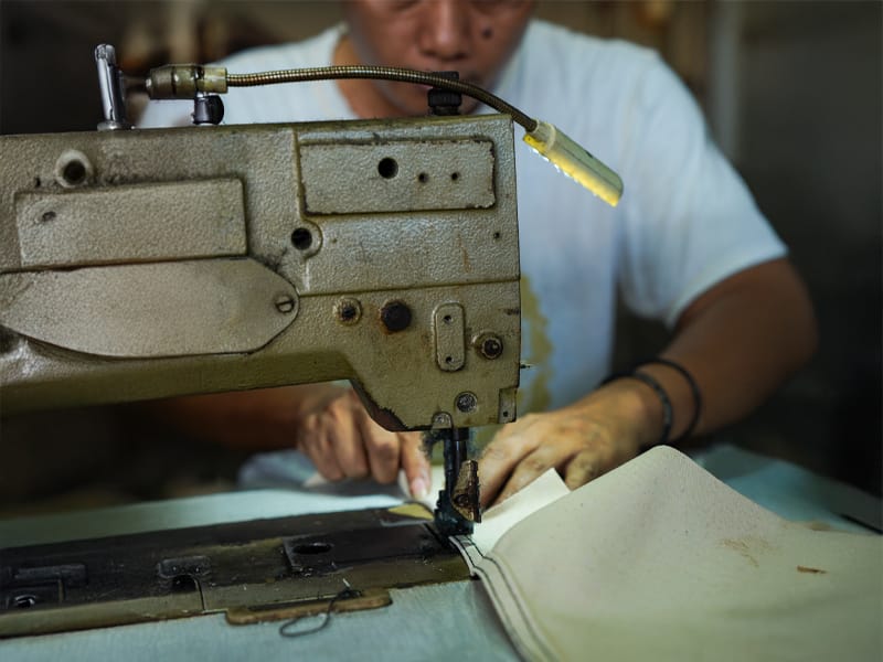Ilustrasi: Proses pembuatan celana jeans. (Istimewa) - Image