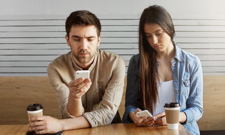 Jika seorang pria kehilangan perasaan, biasanya dia akan menunjukkan 7 perilaku halus ini (freepik) - Image