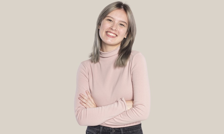Perempuan yang terlihat jauh lebih muda dibanding orang seusianya biasanya punya 8 kebiasaan unik ini, kata psikologi. - Image