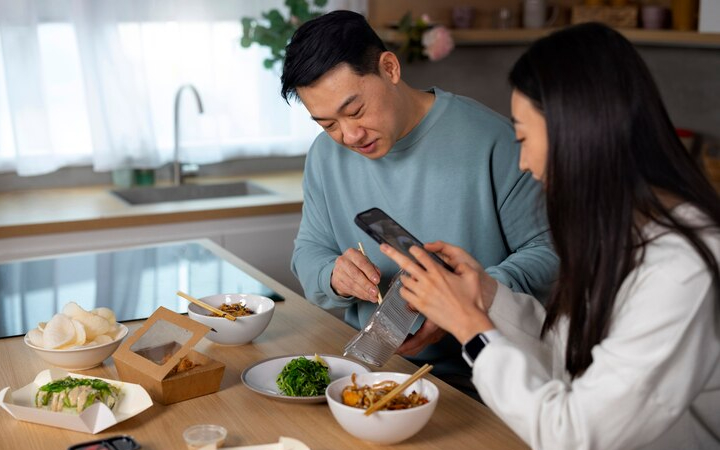 ilustrasi seseorang yang senang memotret makanan sebelum dimakan/ Sumber foto: Freepik - Image