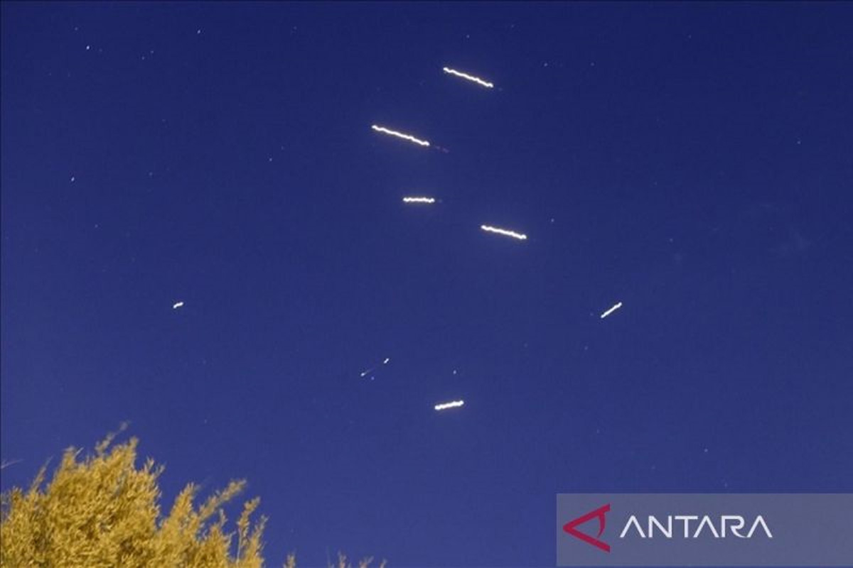 Arsip foto - Roket-roket yang ditembakkan dari Iran terlihat dari Tel Aviv, Israel, pada 1 Oktober 2024. (ANTARA/Anadolu) - Image