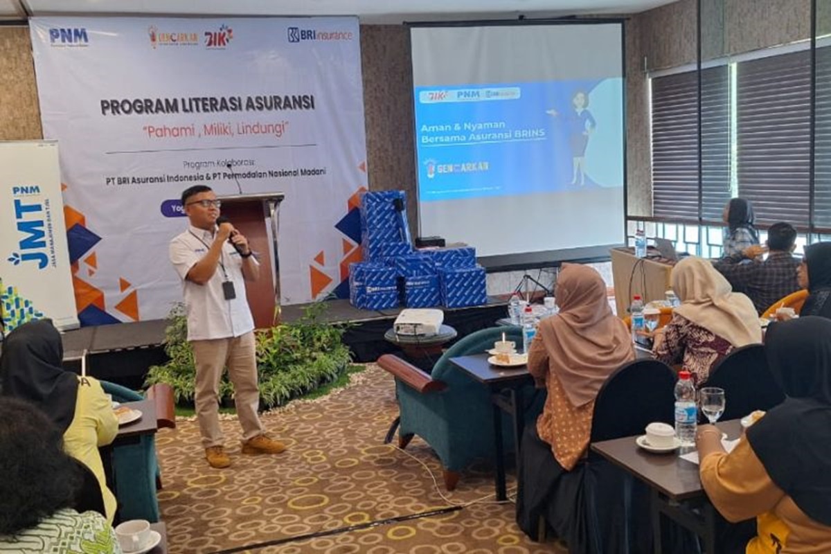 PT BRI Asuransi Indonesia atau BRI Insurance dan PT Permodalan Nasional Madani (PNM) memberikan literasi asuransi kepada 60 usaha mikro di Jogja dan Jateng. (ANTARA) - Image