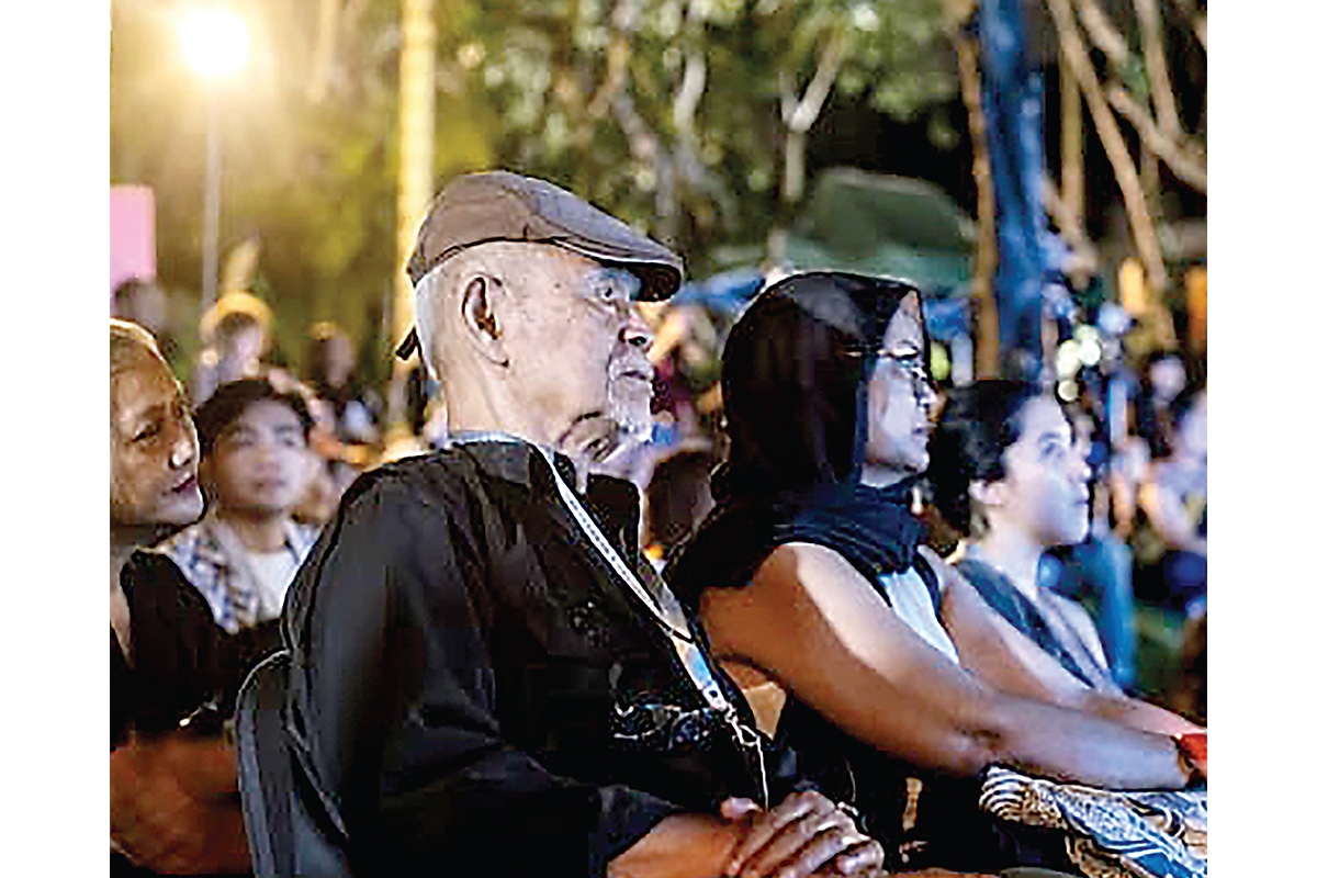 ADAPTASI: Goenawan Mohamad menyaksikan pentas wayang golek Den Kisot di halaman Museum Puri Lukisan Ubud, Gianyar (24/10). Goenawan dianugerahi Lifetime Achievement Award berkat kontribusi di sastra. - Image