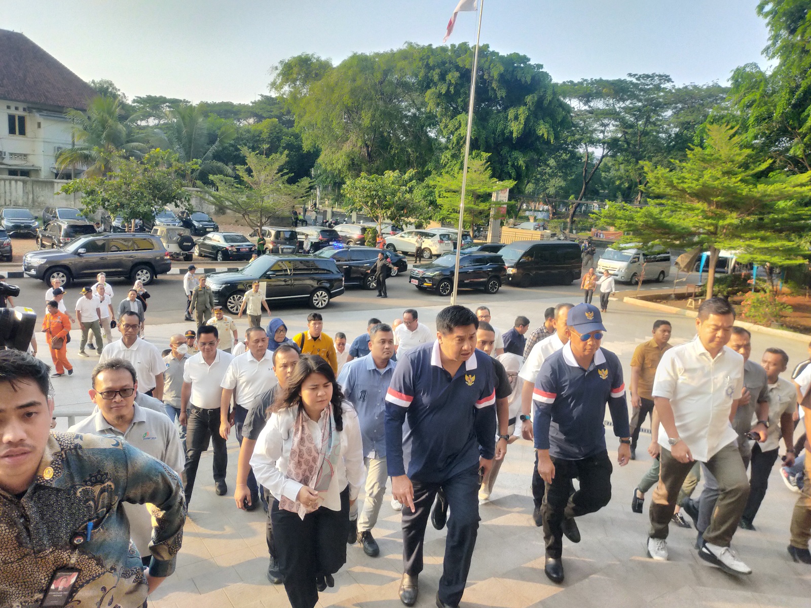 Menteri (PKP), Maruarar Sirait dan Mendagri Tito Karnavian saat sidak di Rusun Pasar Rumput, Jakarta Selatan, Minggu (27/10) sore. - Image