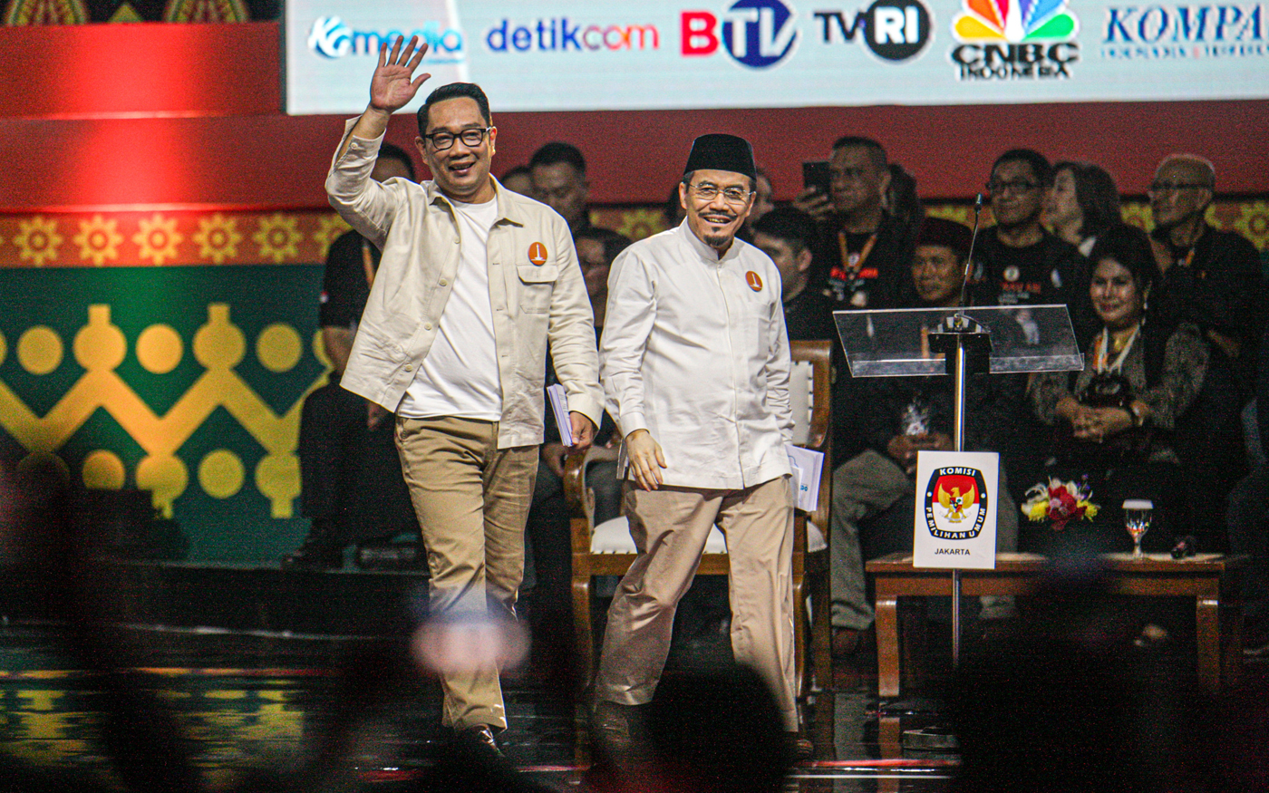 Pasangan Calon Gubernur-Wakil Gubernur nomor satu Ridwan Kamil-Suswono menyapa pendukung di debat kedua Pilkada DKI Jakarta di Beach City Int. Stadium, Ancol, Jakarta, Minggu (27/10/2024). (Hanung Hambara/Jawa Pos) - Image