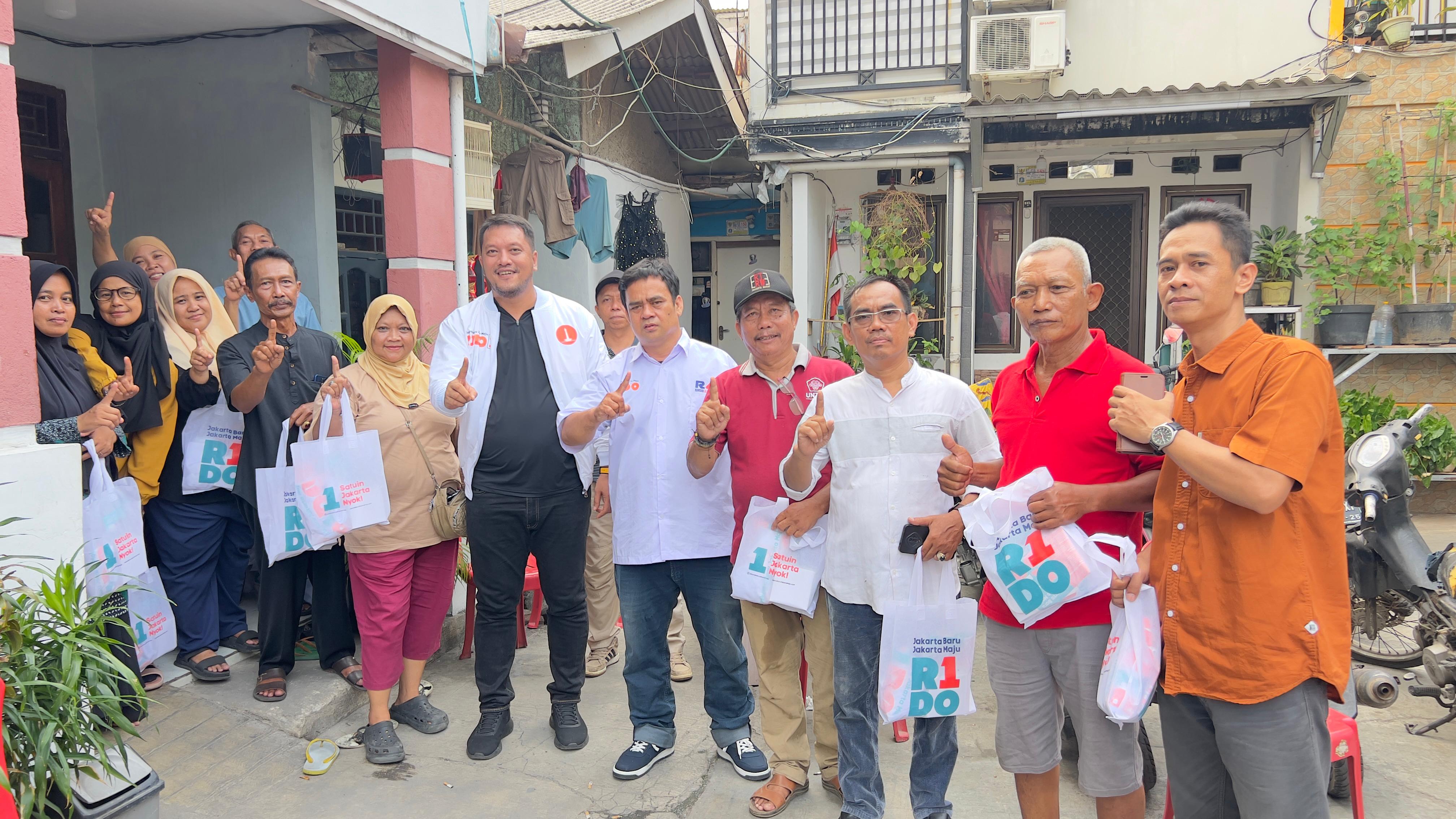 Relawan Barisan Pendukung Ridwan Kamil-Suswono (BU RW), door to door untuk memenangkan Ridwan Kamil dan Suswono di Pilkada Jakarta. (Istimewa) - Image