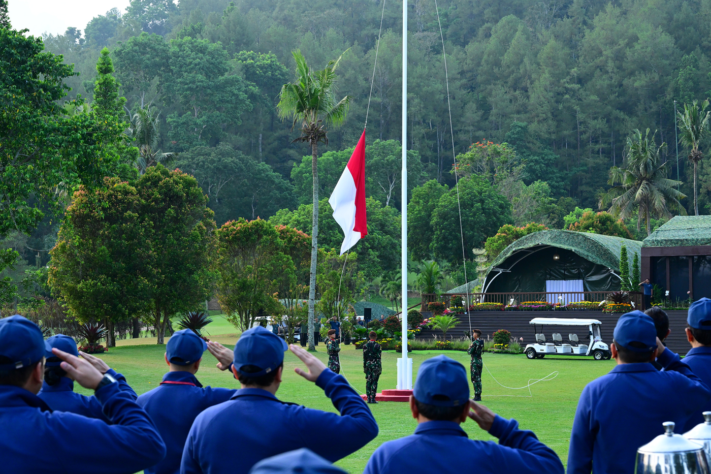 Presiden Prabowo Subianto dan Wakil Presiden Gibran Rakabuming Raka saat memimpin kegiatan pembekalan, rapat kerja dan retreat Kabinet Merah Putih 2024-2029 di Akademi Militer Magelang, Jawa Tengah, Minggu (27/10/2024). (Muchlis Jr - Biro Pers Sekretariat - Image