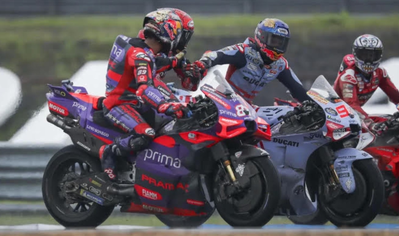 Jorge Martin dengan Marc Marquez saat melakukan race di MotoGP Thailand (Crash) - Image
