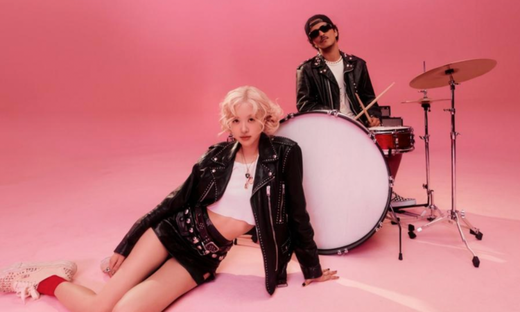 Potret ROSÉ BLACKPINK dan Bruno Mars dalam music video APT (Soompi) - Image