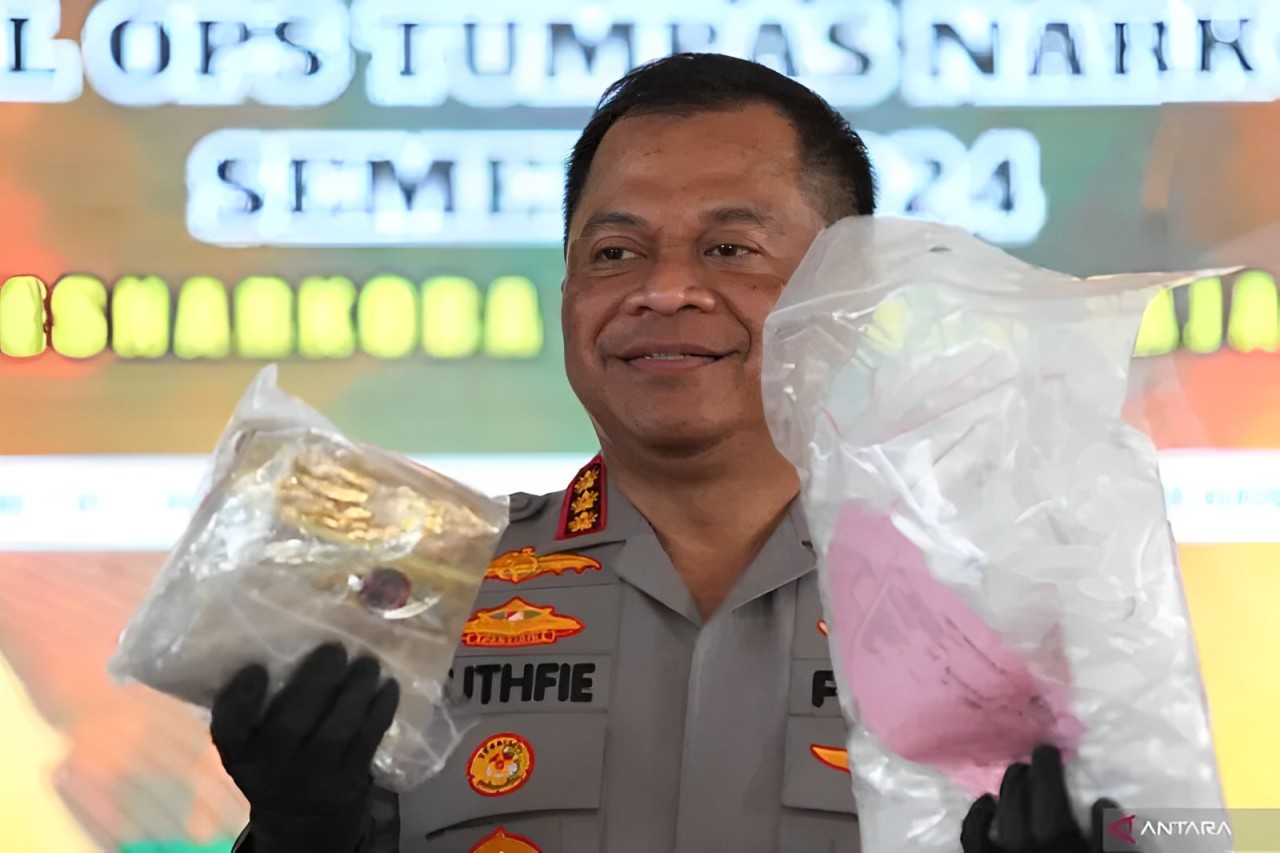Kapolrestabes Surabaya Kombes Pol Luthfie Sulistiawan menunjukkan barang bukti saat rilis hasil Operasi Tumpas Narkoba di Polrestabes Surabaya, Jawa Timur, Senin (28/10). /ANTARA FOTO/Didik Suhartono - Image