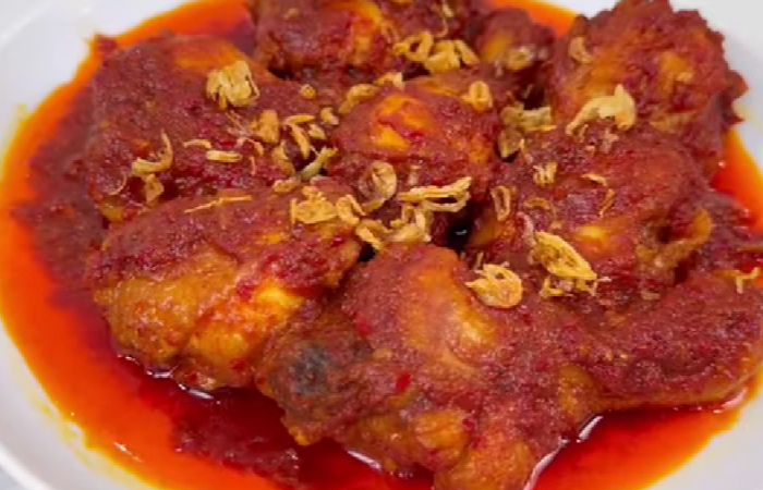 Resep Ayam Bumbu Merah yang Enak. (YouTube Ika Mardatillah) - Image