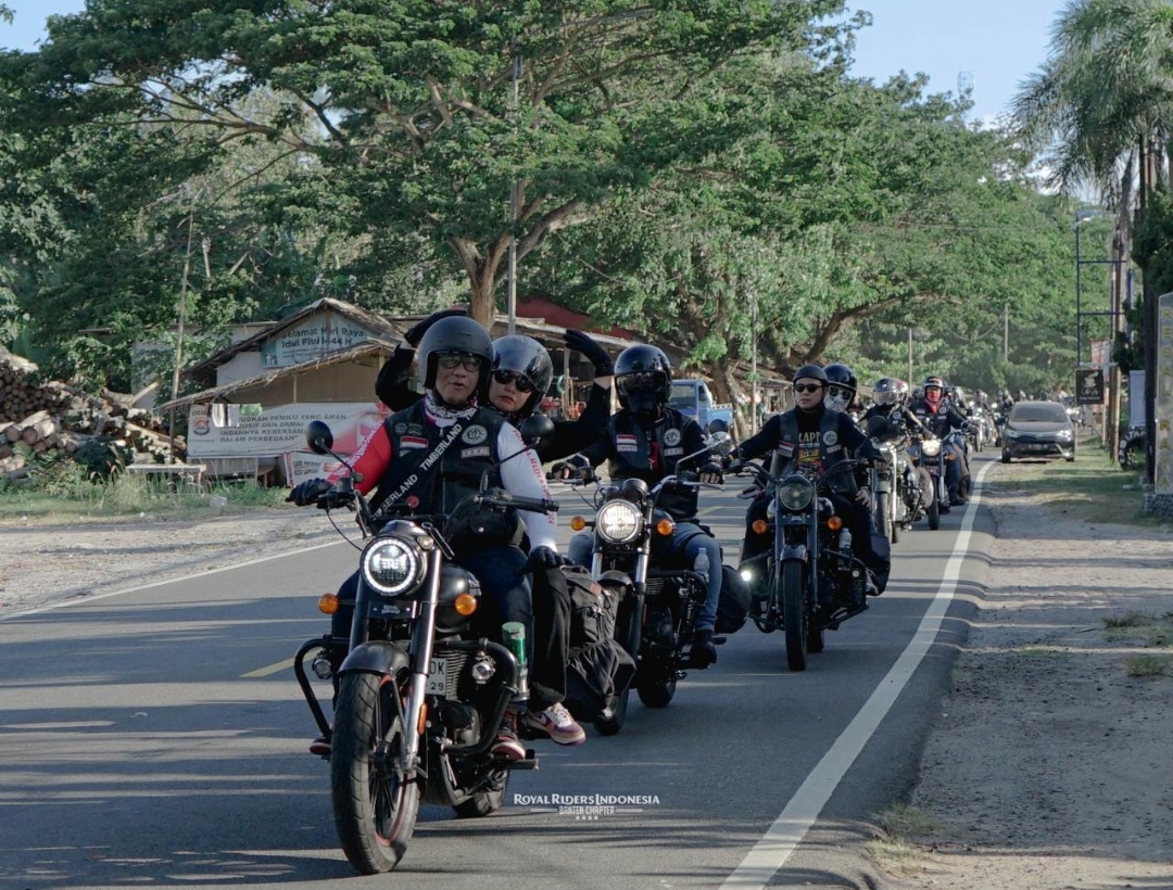 Member RoRI Chapter Banten berkendara menunju puncak perayaan HUT ke-4 di Pantai Anyer. (Foto-foto: RoRI Chapter Banten) - Image