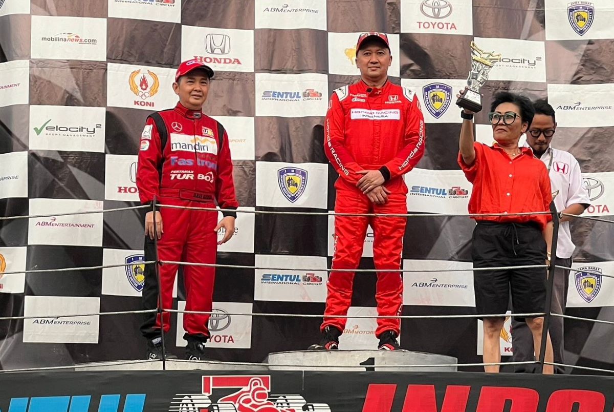 Alvin Bahar (Honda Racing Indonesia, kedua dari kiri) mendapat piala dari Direktur Niaga Sirkuit Sentul Lola Moenek. (Istimewa) - Image