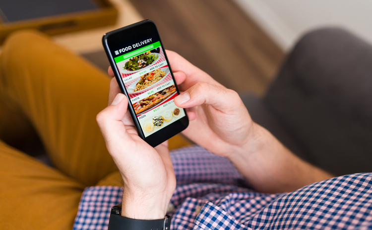 Potret orang yang lebih suka memesan makanan online. - Image