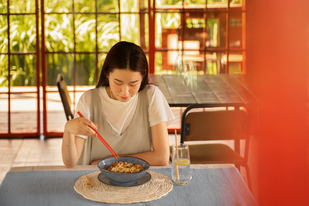 karakter unik yang dimiliki oleh seseorang yang makan siang sendiri tanpa merasa minder menurut Psikologi. (Freepik/ freepik) - Image