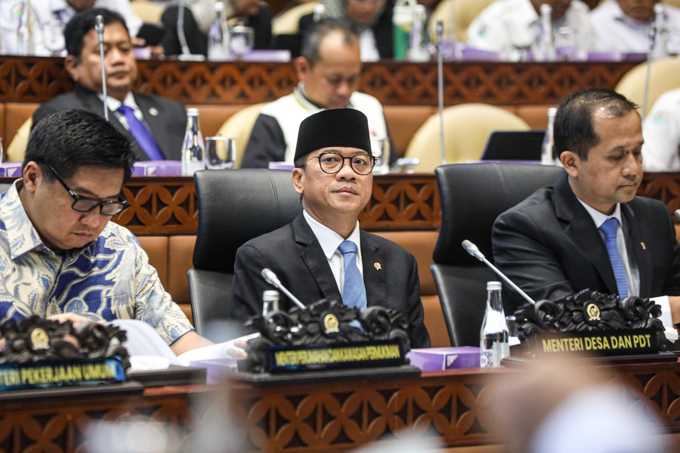 (kiri ke kanan) Menteri Perumahan dan Kawasan Permukiman Maruarar Sirait, Menteri Desa dan Pembangunan Daerah Tertinggal Yandri Susanto dan Menteri Transmigrasi Muhammad Iftitah Sulaiman Suryanagara saat mengikuti rapat kerja dengan Komisi V DPR di Komple - Image