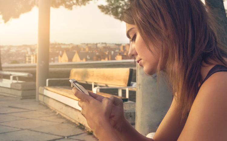 lustrasi orang yang stalking media sosial mantan dari pasangan. (Pixabay.com/Pexels) - Image