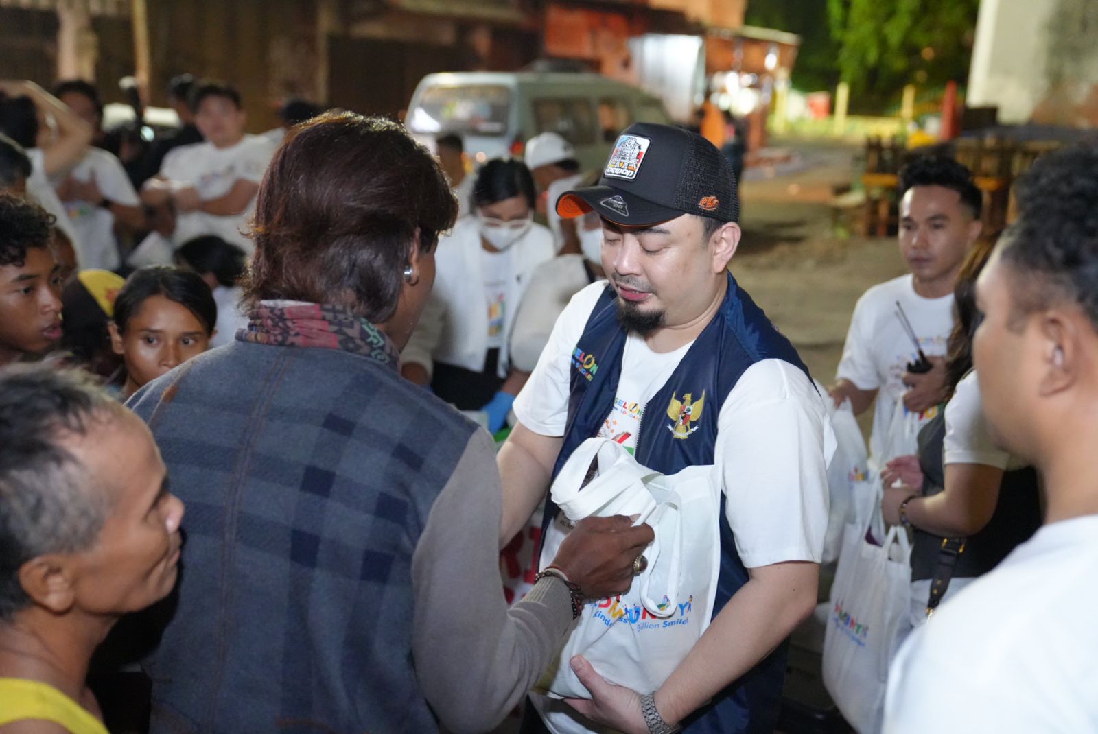 Diesel One Solidarity (DOS) melakukan bakti sosial yang diisi oleh pembagian sembako dan kegiatan kesehatan gratis dilakukan dengan sejumlah tim dokter dan apoteker. (Istimewa) - Image